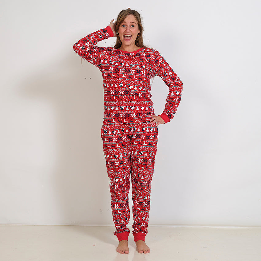 En kvinde iført et par røde julepyjamas.